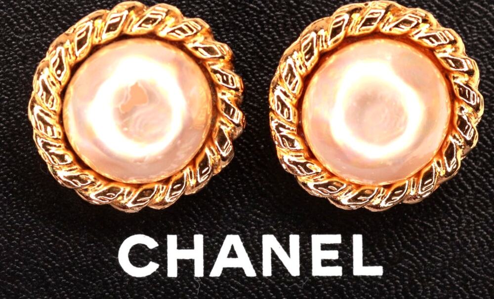 Vintage CHANEL Mabe Pearl Clip On Earrings Twisted Rope Border 24K Gold Plated